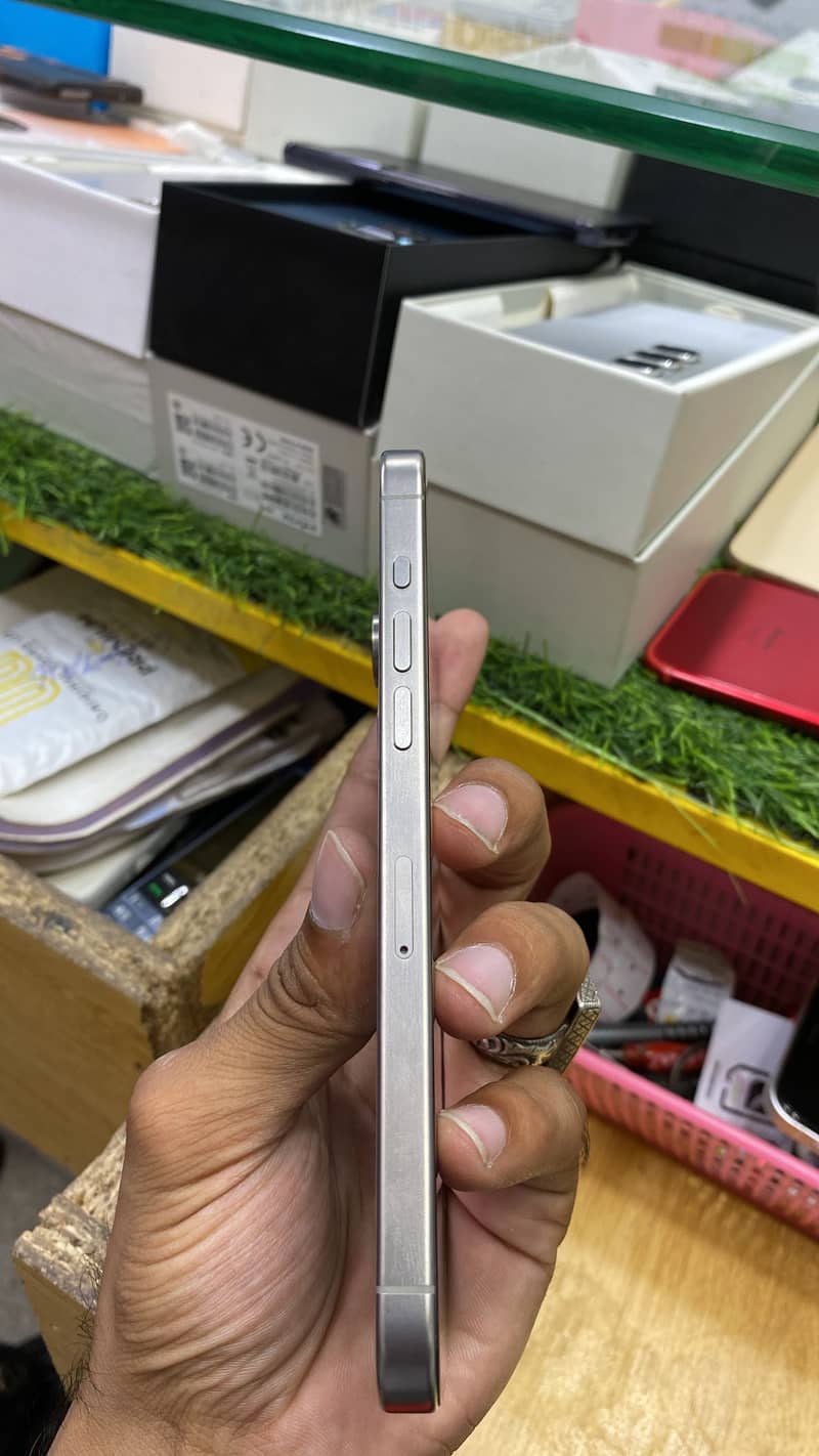 Apple iPhone 15 Pro Max 2