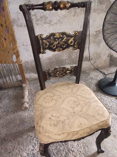 5chairs hain dining table ki