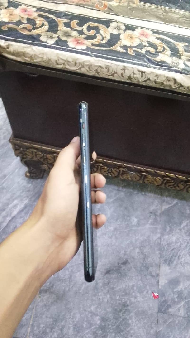 Apple iPhone 11 Pro Max 2