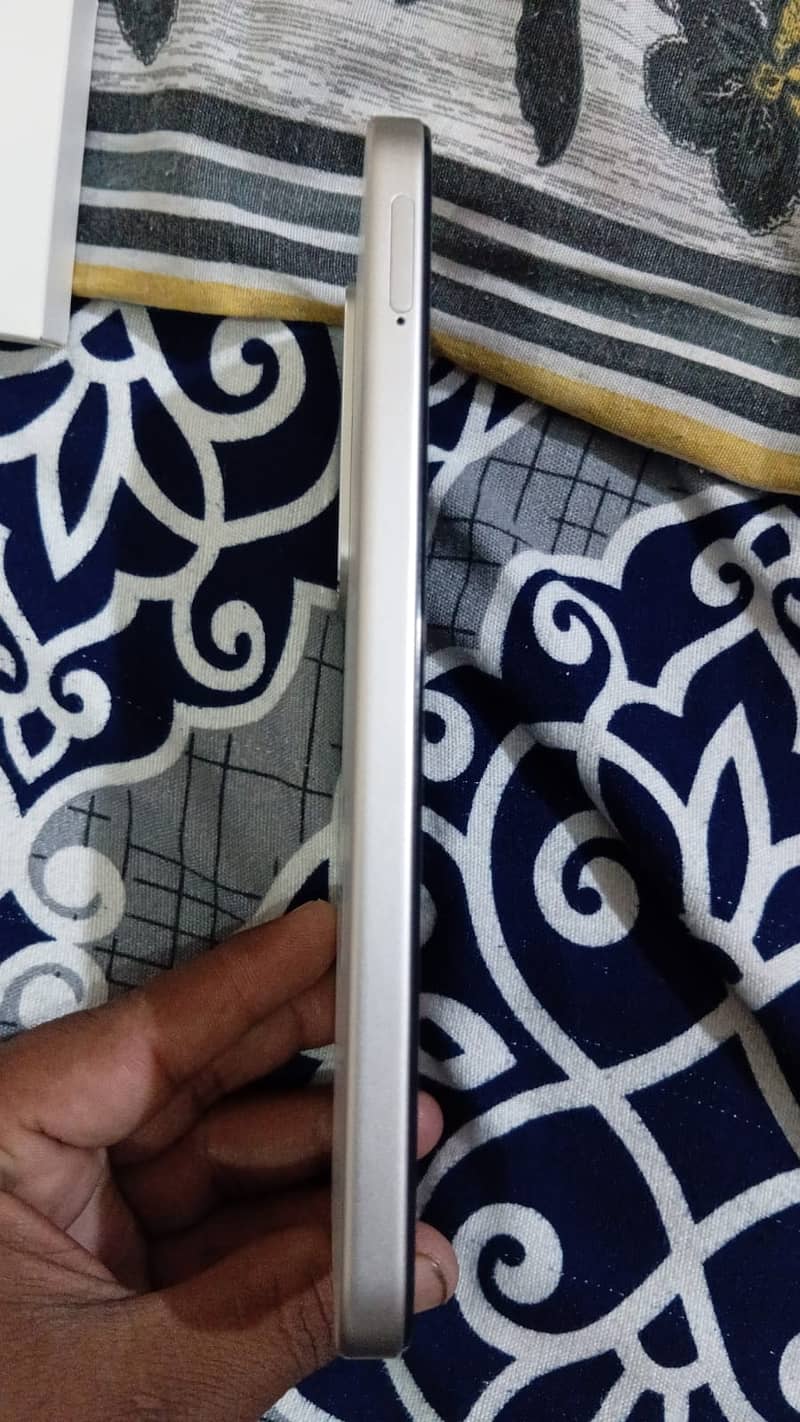 Realme C100 4