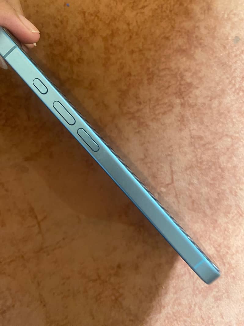 Apple iPhone 16 3
