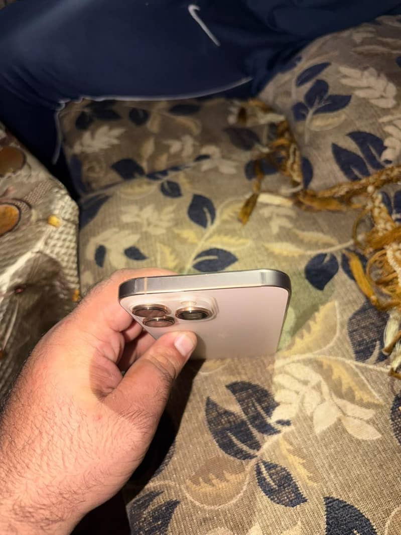 Apple iPhone 16 Pro Max 0