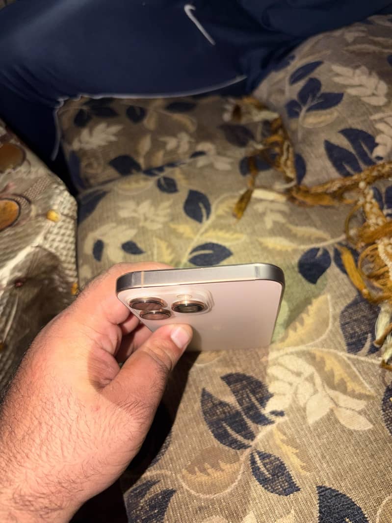 Apple iPhone 16 Pro Max 2