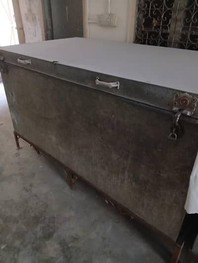 Iron Peti Heavy with Stand Good Condition -03334239020