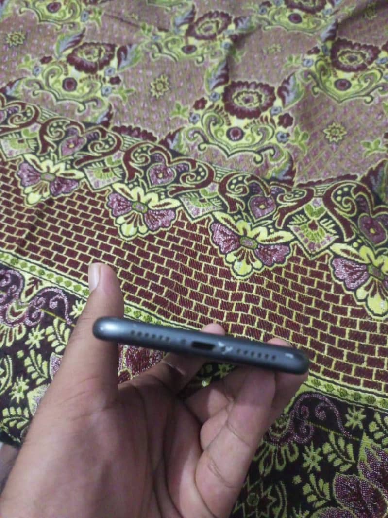 Apple iPhone 11 4