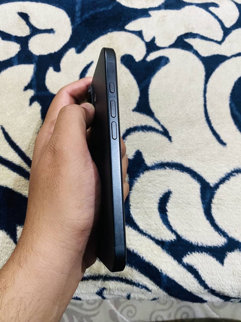 Apple iPhone 16 5
