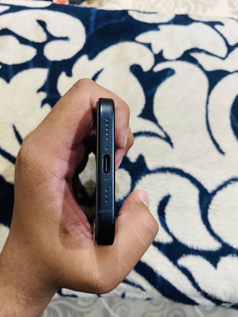 Apple iPhone 16 6