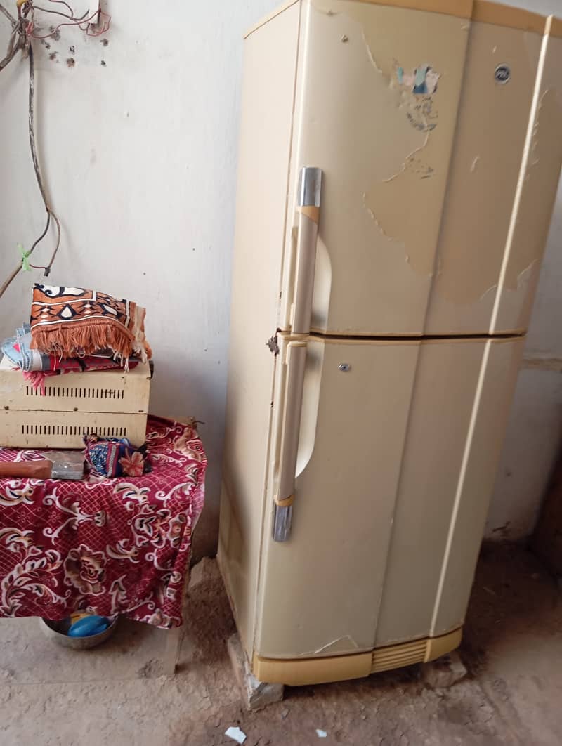 refrigerator old 0