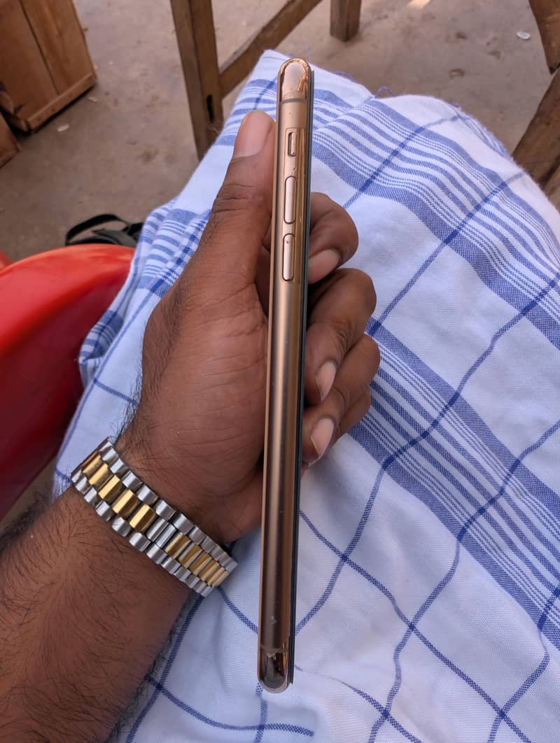 Apple iPhone 11 Pro Max 4