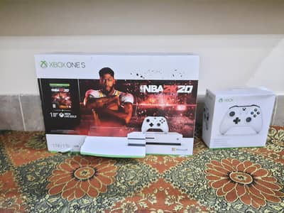 Xbox one S 1TB with 2 controllers