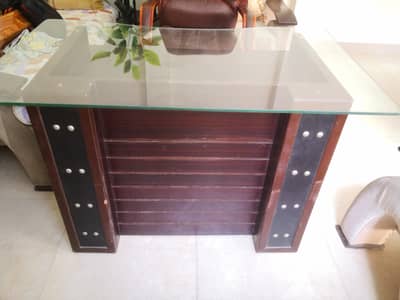 Office glass  table in very good condition