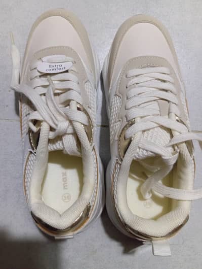 shoes for girls brand new hai Dubai se import howa hai. low price hai.