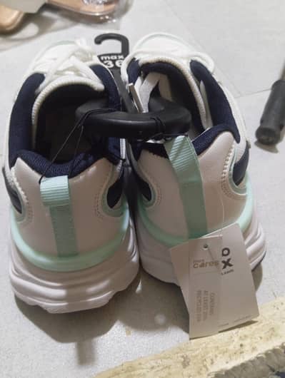 boots available hai brand new hai Dubai se import hai.