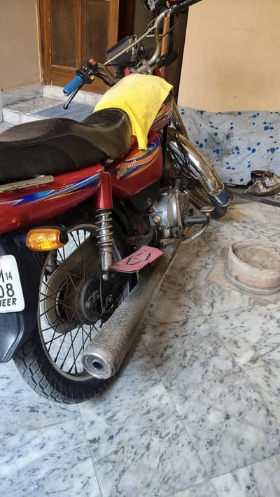 Urgent Sale: United 100cc Red Bike - Smooth Drive