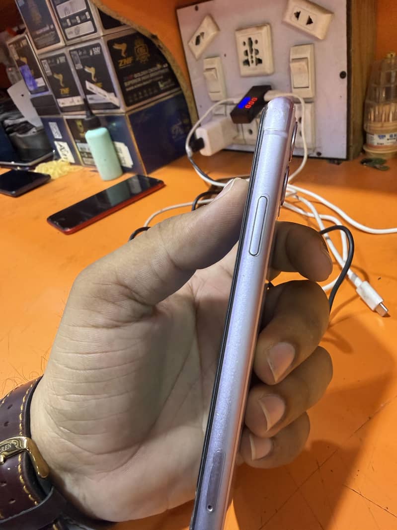 Apple iPhone 11 4