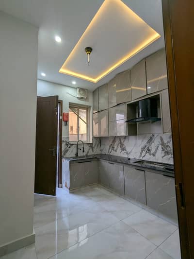 I RENTOUT A 8 MARLA UPPER PORTION IN D-BLOCK BAHRIA ORCHARD LAHORE. 3 BEDROOMS ATTACH BATH TV LOUNGE ONE KITCHEN