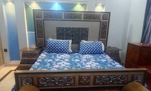 Luxury Carved Wooden King Size Bed with 2 Side-Tables