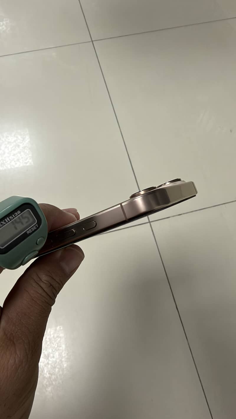 Apple iPhone 16 Pro Max 4