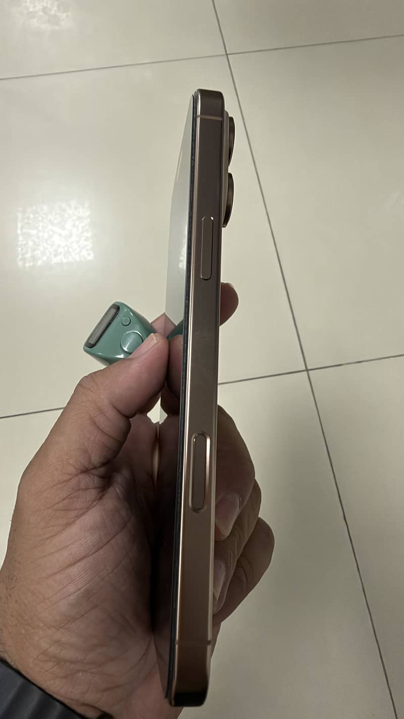 Apple iPhone 16 Pro Max 8