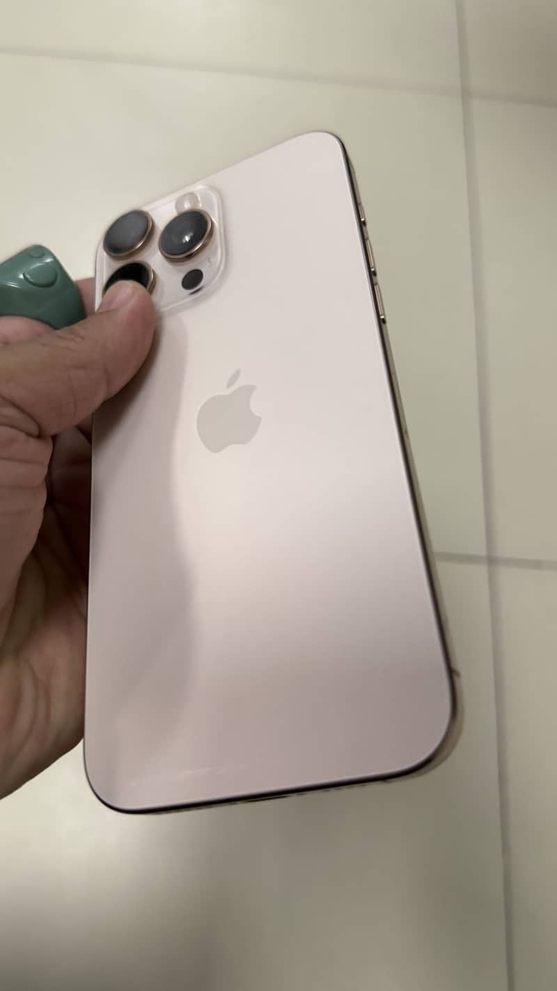 Apple iPhone 16 Pro Max 9