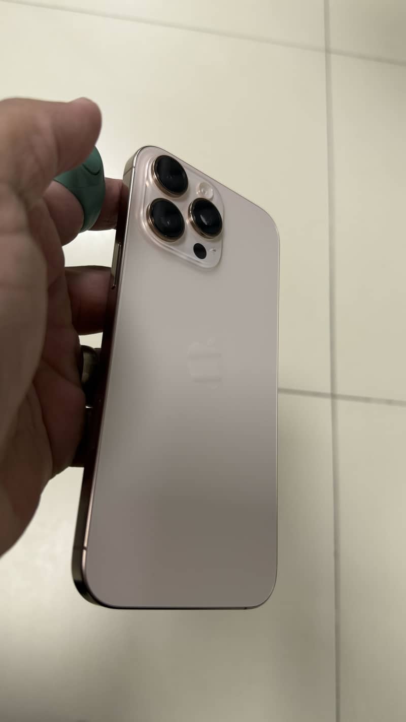 Apple iPhone 16 Pro Max 10