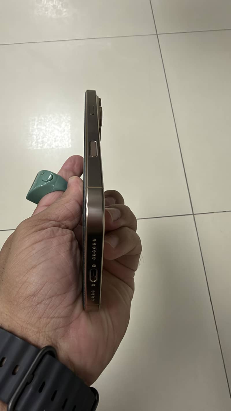 Apple iPhone 16 Pro Max 12