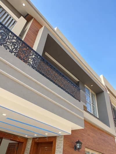 10 Marla Spacious Upper Portion for Rent Talha Block Bahria Town Lahore, Family Residence