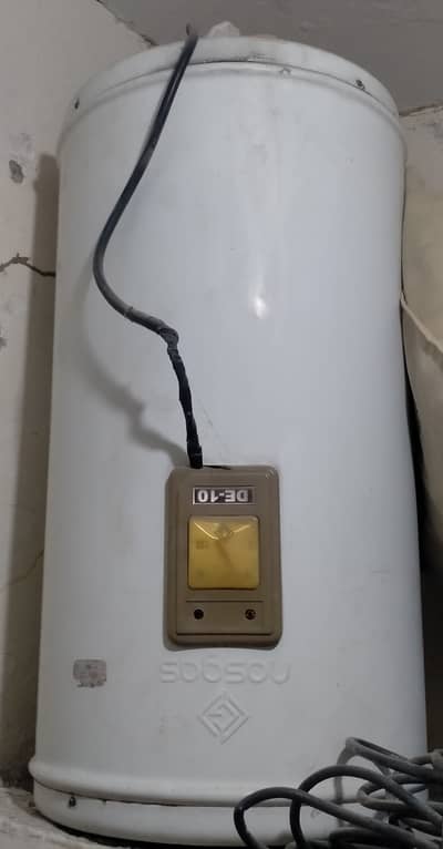 10 gallan water geyser is available for sake in fully functional condi