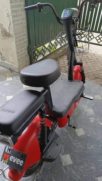 Evee Flipper Scooty for sale/ 3000km / good condition