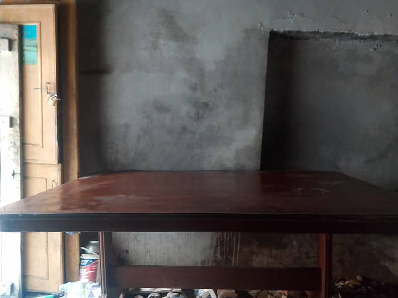dining table in 10/10 condition 0
