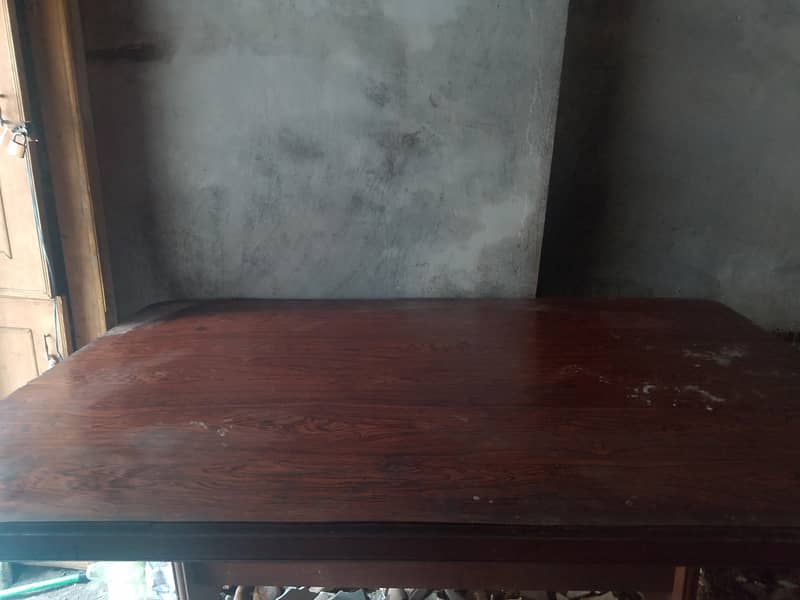 dining table in 10/10 condition 1