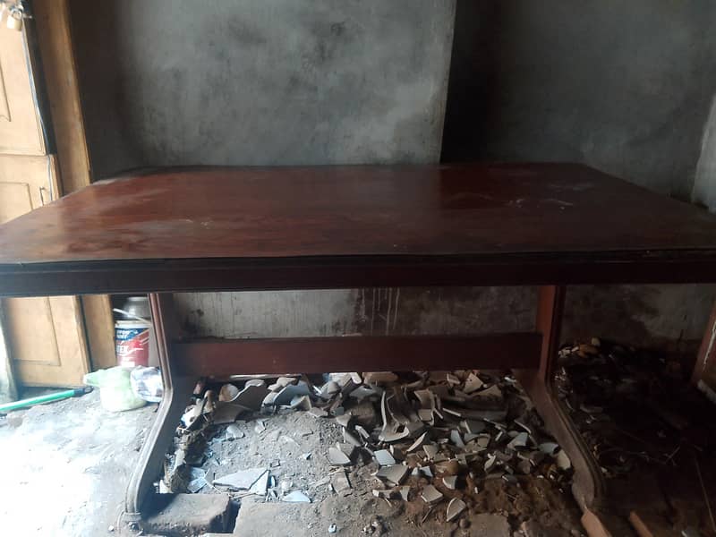 dining table in 10/10 condition 2