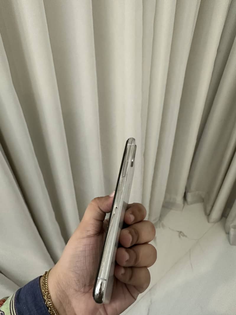Apple iPhone XS 4