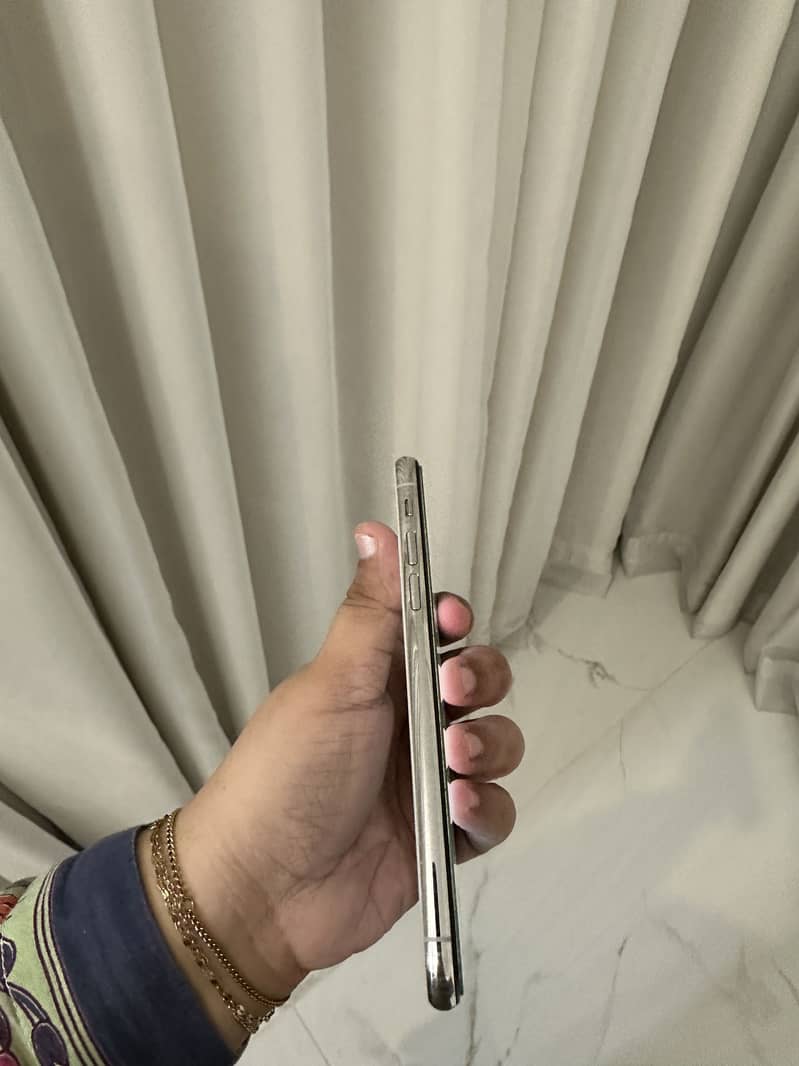 Apple iPhone XS 5