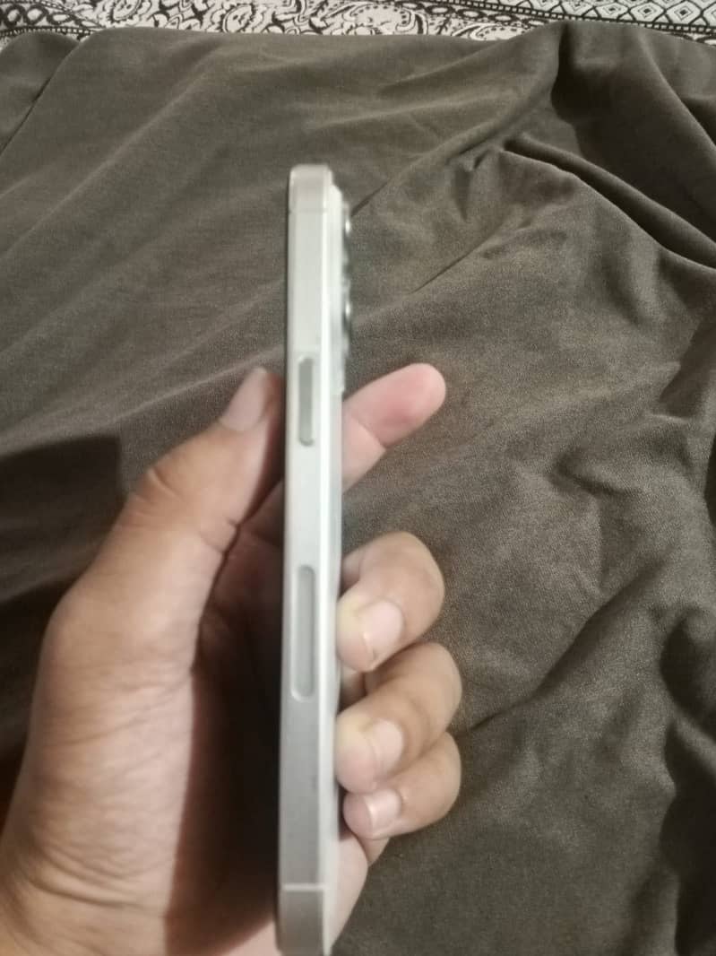 Apple iPhone 15 Pro Max 4