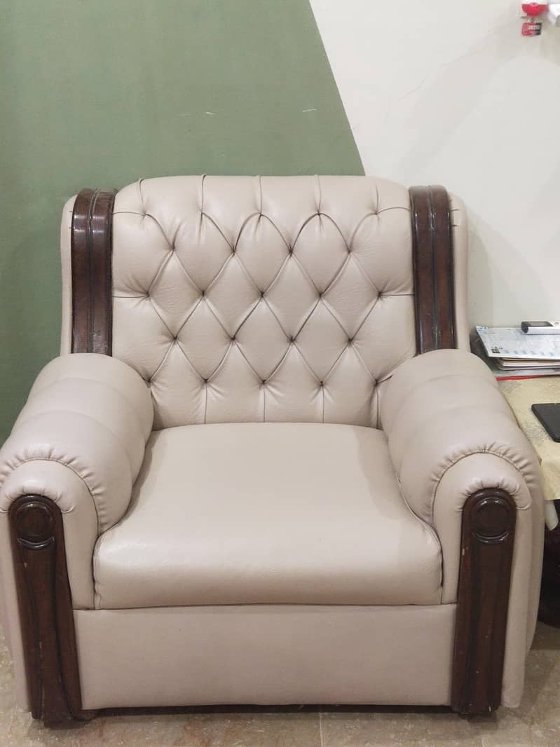 7seater sofas set in good condition 3