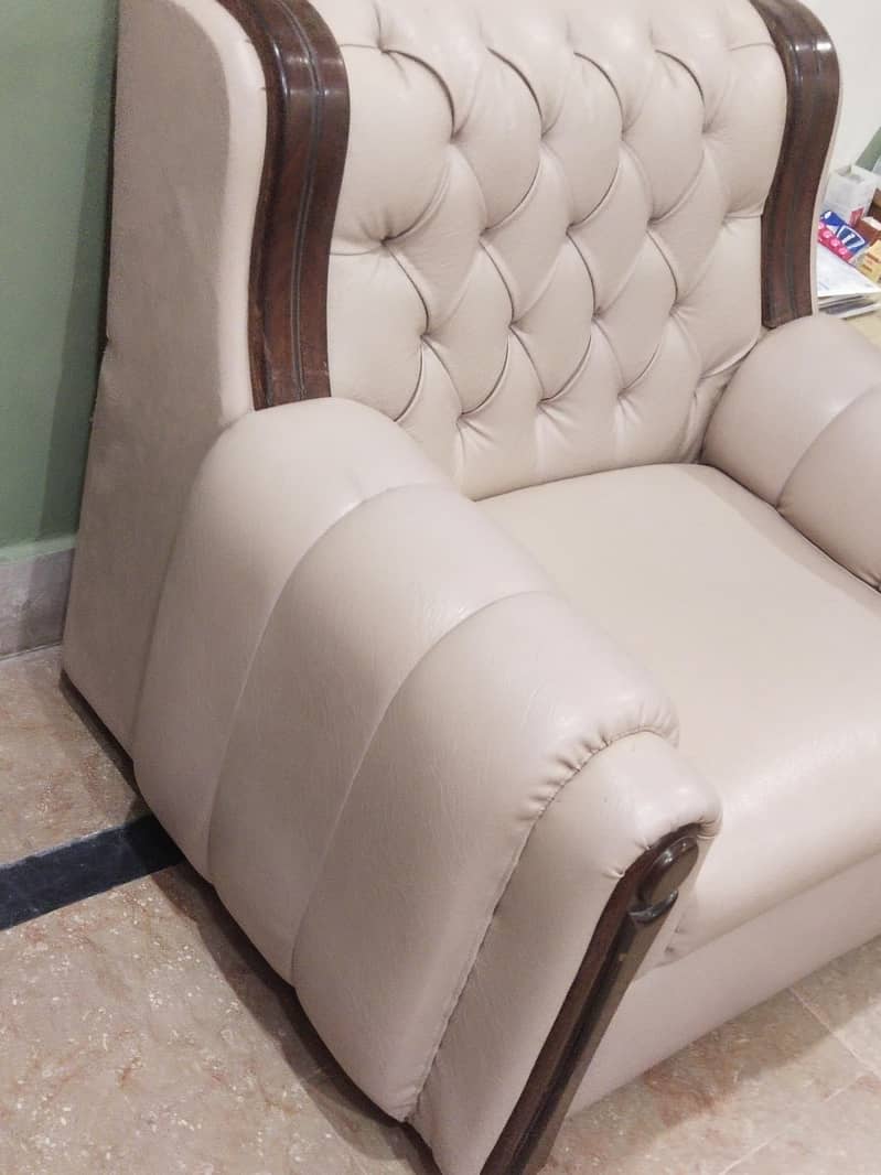 7seater sofas set in good condition 4