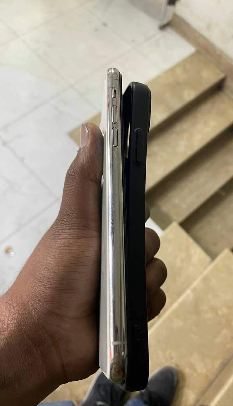 Apple iPhone 11 Pro Max 2