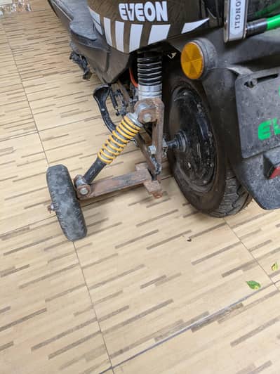 Side Supporting wheels for electric scooter scooty