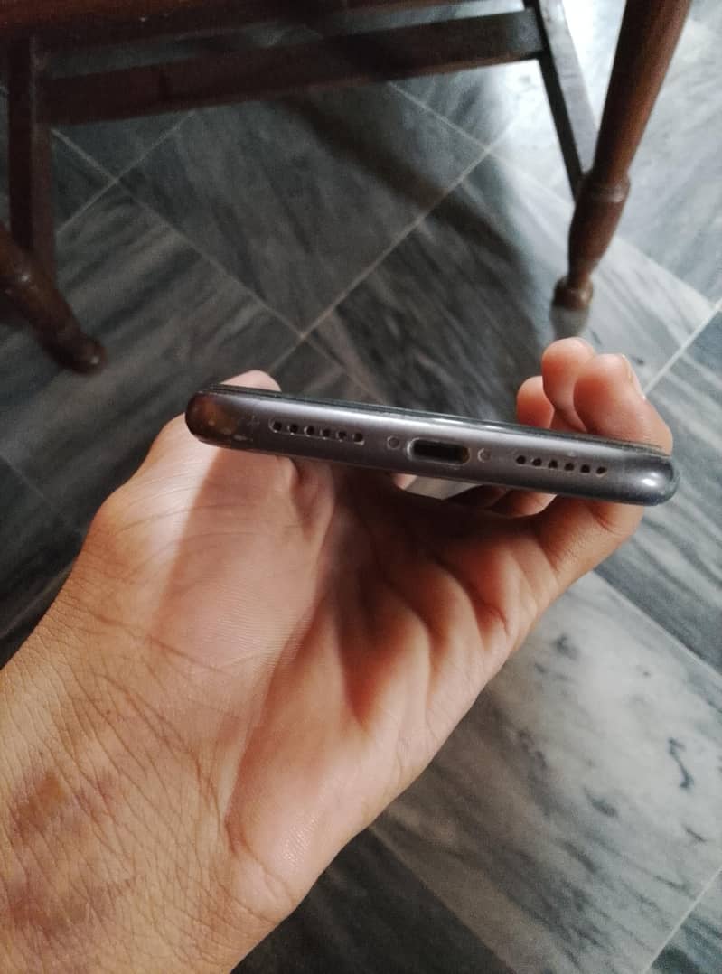 Apple iPhone 11 4