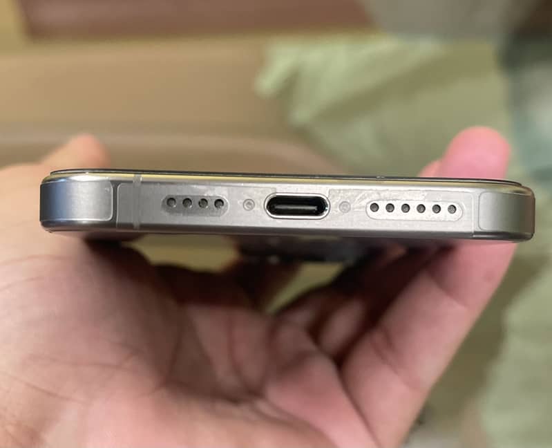Apple iPhone 15 Pro Max 2