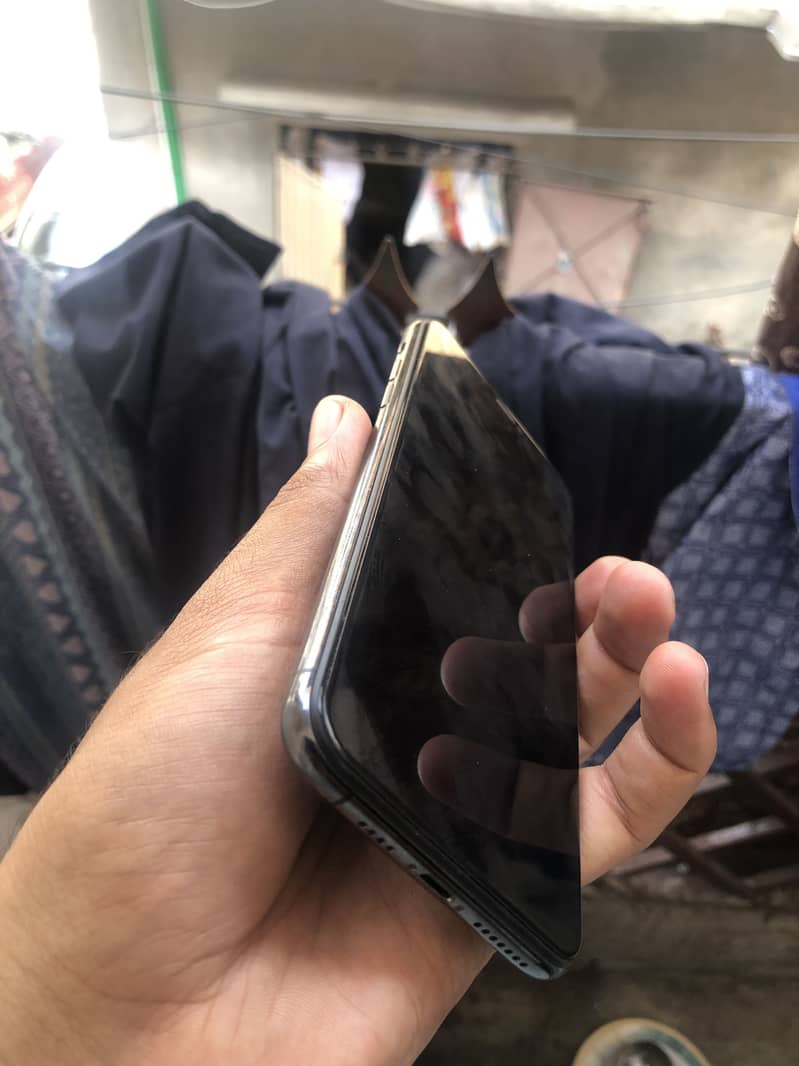 Apple iPhone 11 Pro Max 2