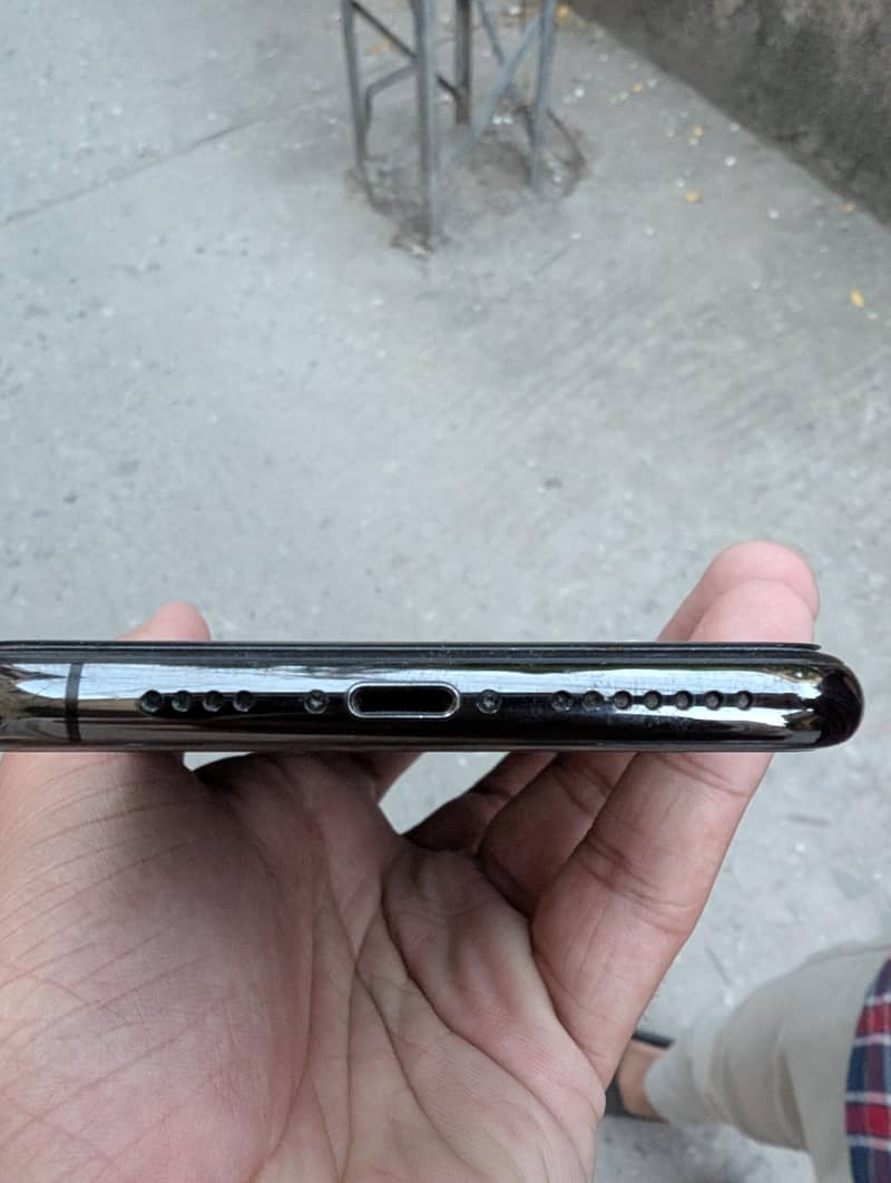 Apple iPhone XS Max 3