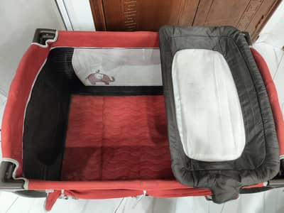Foldable and portable cot for babies