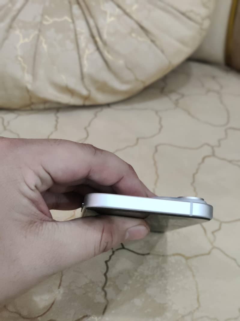 Apple iPhone 15 4