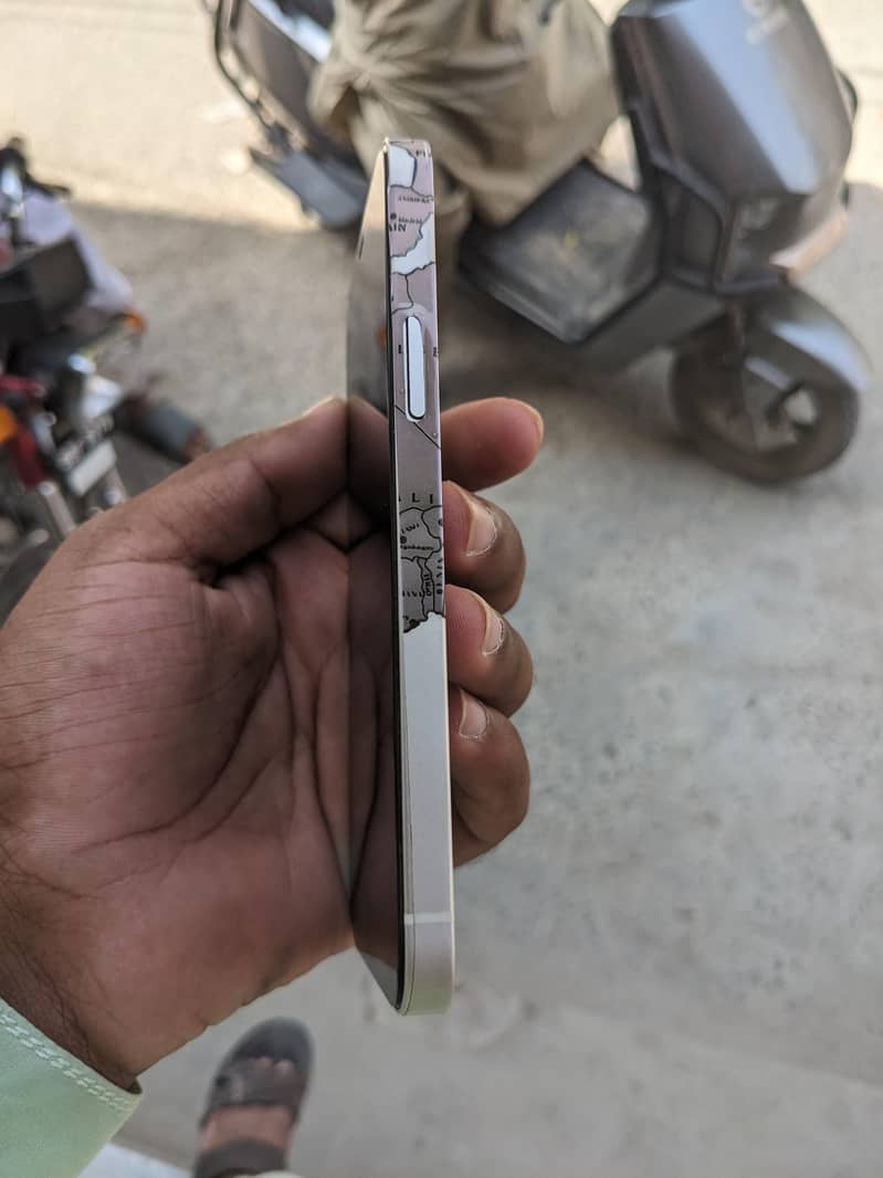 Apple iPhone 12 3