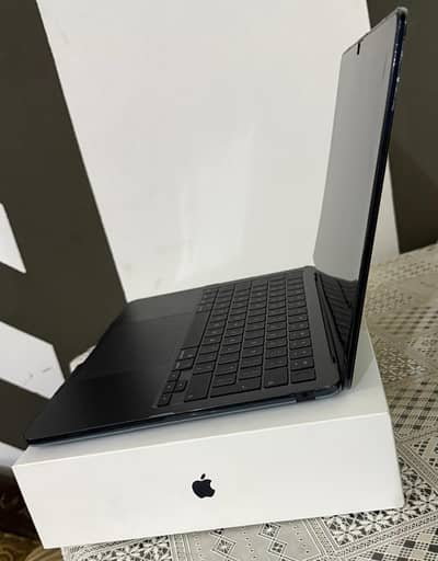 MacBook Air M4 Chip (16GB + 256GB)