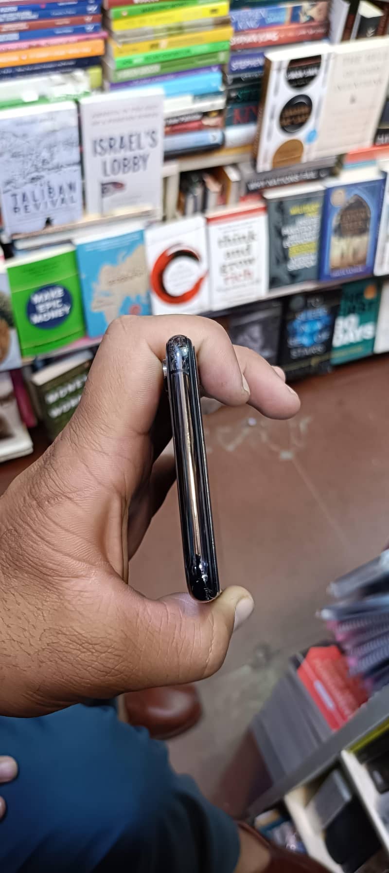 Apple iPhone XS Max 7