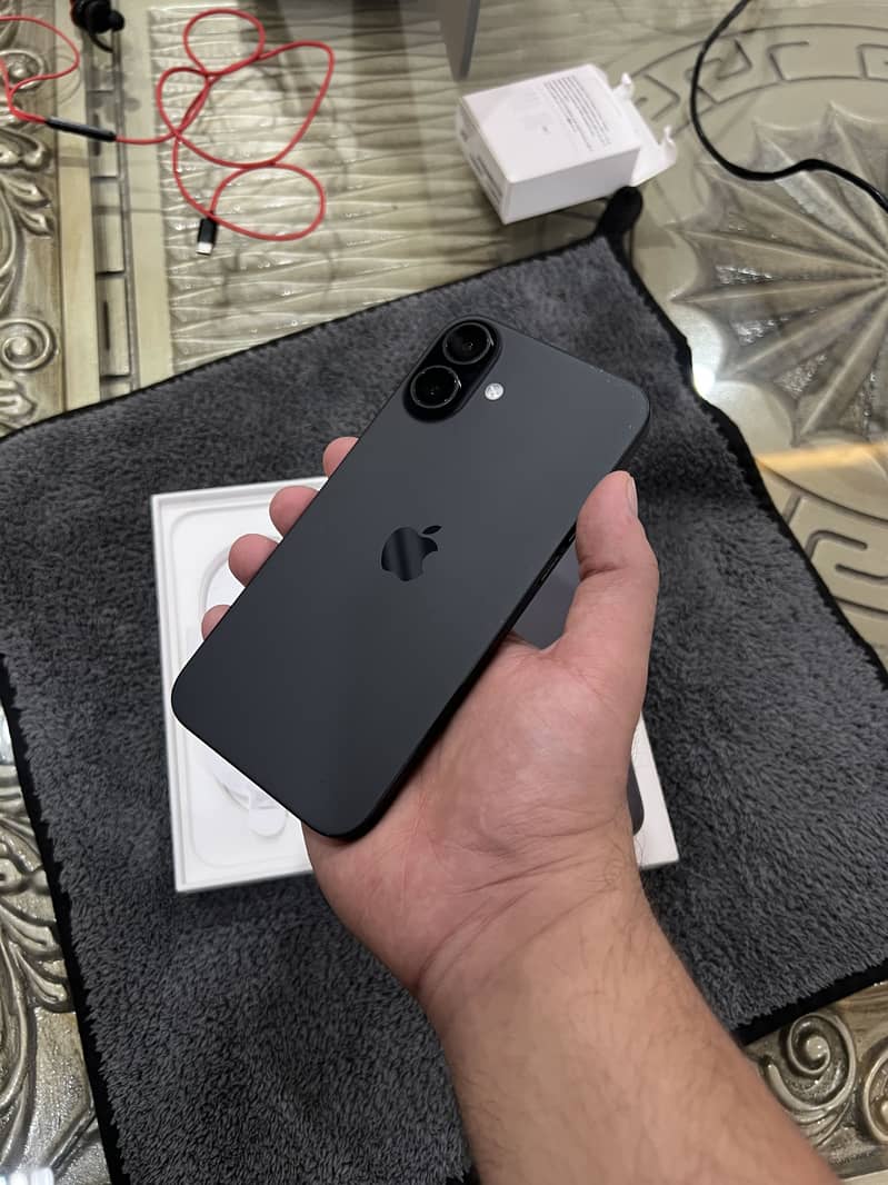 Apple iPhone 16 Plus 8