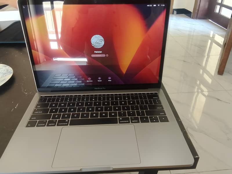 Apple laptop 4